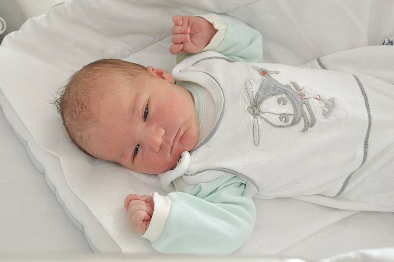 MATTIAS CARVAN, VACOV. Narodil se v úterý 23.června v 10 hodin a 26 minut ve strakonické porodnici. Vážil 3 900 gramů. Má brášku Sebastiana (2,5 roku). Rodiče: Iva a Petr.