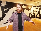 Z popraskaných balónků sestavil svou výstavu v českokrumlovském Egon Schiele Art Centru Tomáš Vaněk, držitel Ceny Jindřicha Chalupeckého. Expozice potrvá do 30. října.