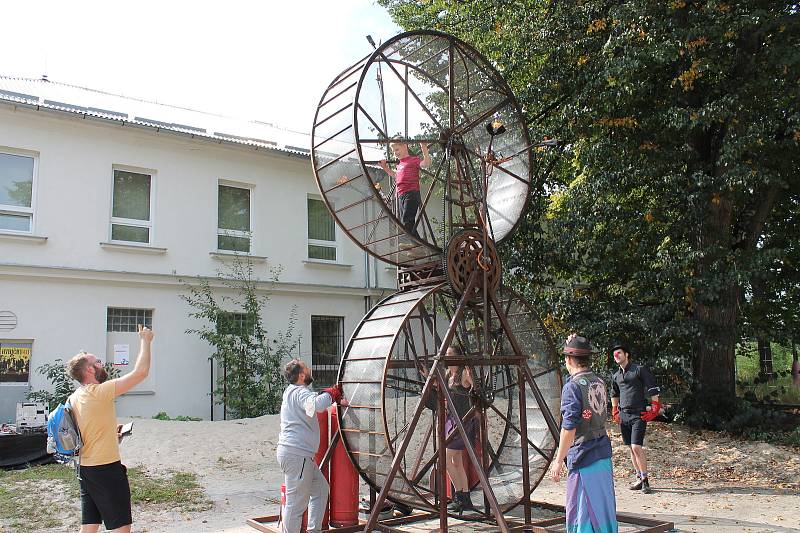 Maker Faire neboli přehlídka různých vynálezů přitáhla v sobotu od deseti hodin do českobudějovické "Žižkárny" davy návštěvníků.