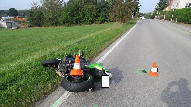 Ve Zlivi se v pátek ráno střetl cyklista s motorkou. Cyklista odpoledne v nemocnici podlehl následkům těžkého zranění.