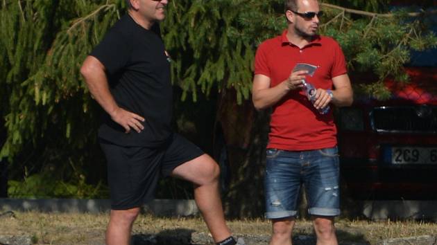 Petr Balogh (vlevo) vyslal  cyklisty ČEZ CT Tábor na soustředění do Krkonoš a vypravil se na fotbal. Na snímku s výkonným ředitelem FC MAS Táborsko Tomášem Samcem. 