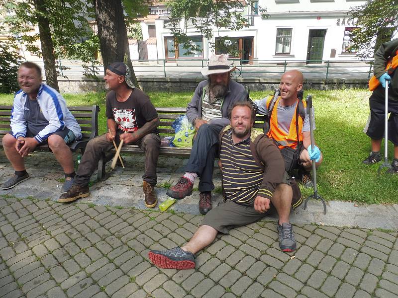 Budějčtí bezdomovci uklízeli v pátek 3. července Rudolfovskou třídu. Vedl je dobrovolník František. Za odměnu dostanou stravenky.