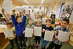 Děti v Doudlebech dostaly letos vysvědčení ve čtvrtek 30. ledna a těší se na páteční pololetní prázdniny.
