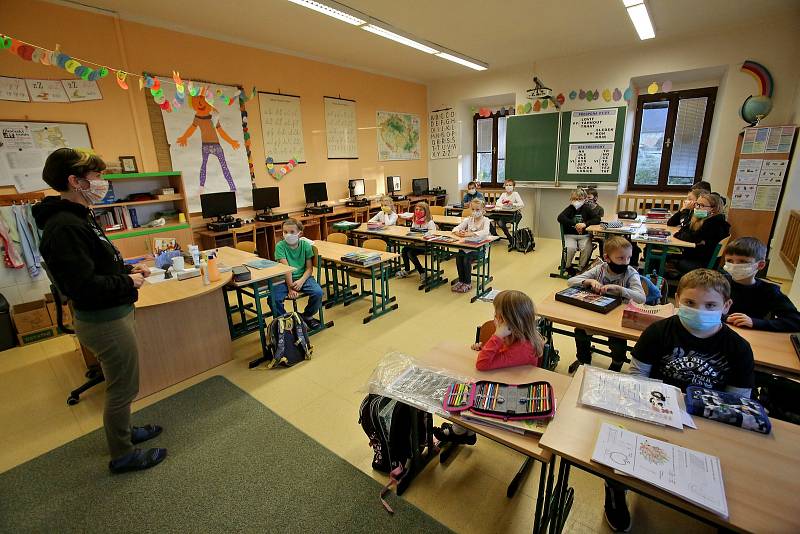 Do základní školy v Doudlebech se po covidovém volnu vrátili všichni žáci. Škola totiž funguje jako malotřídka.