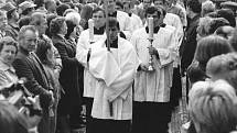 Dosud nikde nezveřejněné fotografie z biskupského svěcení v Českých Budějovicích dne 31. 3. 1990 s Miloslavem Vlkem. archiv Rudolfa Pischeka