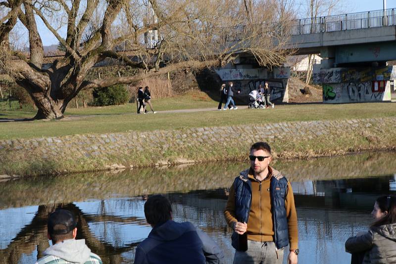 Krásné počasí v pátek lákalo stovky lidí k procházkám u řeky Malše, v sobotu se ale vrátil déšť, vítr a ochladilo se.