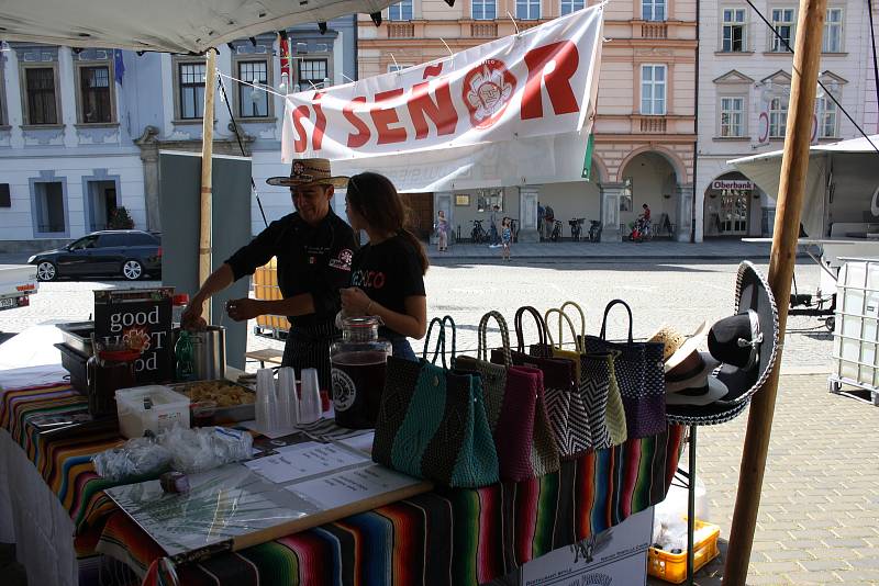 Českobudějovické náměstí se přeneslo v pátek odpoledne do Mexika. Lidé tu poznali tamní kulturu a ochutnali místní speciality.