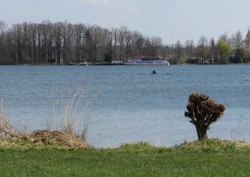 V Jihočeském kraji je řada neoficiálních lokalit, které si oblíbili naturisté. Pokud nechcete potkat naháče, raději se jim vyhněte.