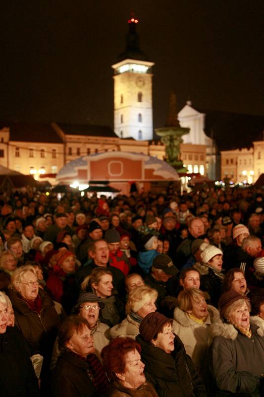 Česko zpívá koledy 11. prosince na českobudějovickém náměstí Přemysla Otakara II. 