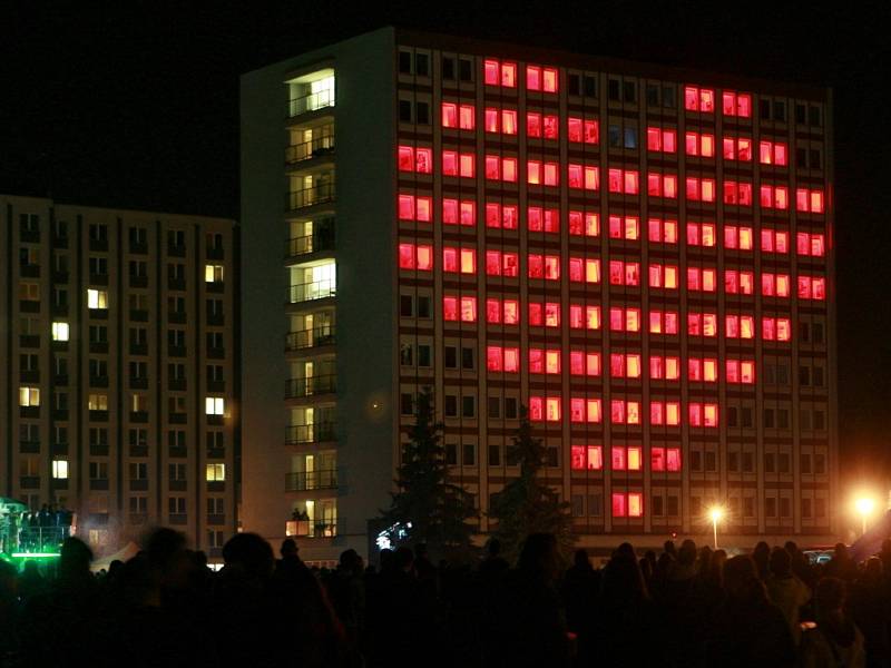 Hodinová light show, která rozblikala okna kolejních pokojů animacemi ze známých filmů i počítačových her přilákala do areálu kampusu Jihočeské univerzity v Českých Budějovicích tisíce studentů. 