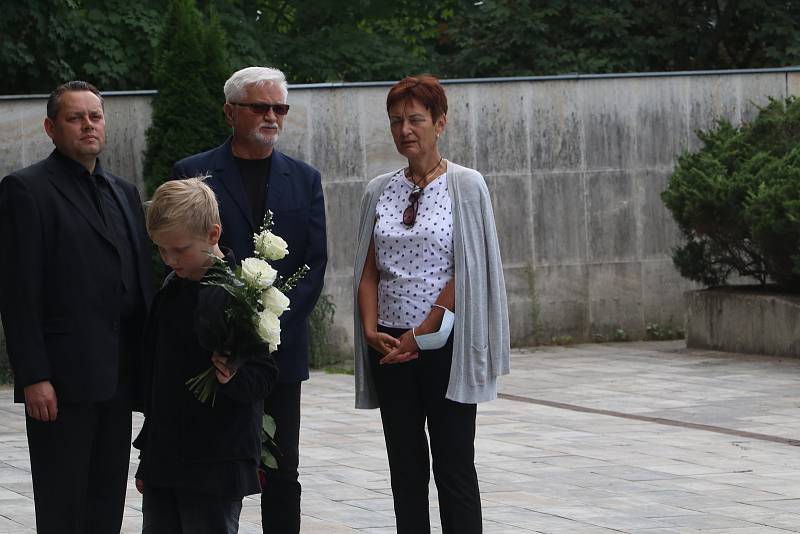 Poslední rozloučení s bývalým budějovickým primátorem Miroslavem Tetterem v obřadní síni tamního krematoria.