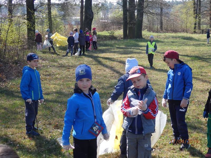 Jsou malí, ale šikovní - prvňáci z Dubného uklízeli.