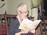  Nevšední vyprávění o vlastním životě, členech rodiny  i životní filozofii prokládala Ruth Hálová autorským čtením úryvků z vlastní knihy.