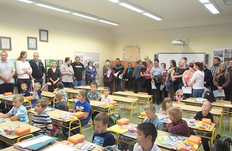 Celkem 34 prvňáčků přivítali v 1.A a 1.B v ZŠ a MŠ Ševětín. Slavnostní uvítání se konalo za účasti třídní učitelky, ředitelky školy i starostky obce. Děti také ke vstupu do školy dostaly od obce řadu užitečných dárků.