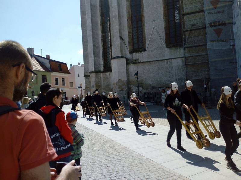 Na Velký pátek lidé sledovali průvod městem Velikonoční hrkání Divadla Víti Marčíka. Ve 12 h hrkání symbolizovalo Golgotu.