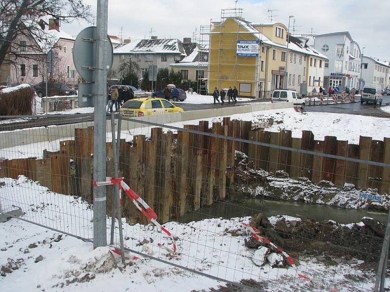 Současné stavební práce na křižovatce Vodní ulice a Rudolfovské. Povede tudy Zanádražní komunikace.