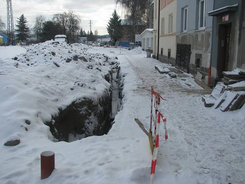 Současné stavební práce na křižovatce Vodní ulice a Rudolfovské. Povede tudy Zanádražní komunikace.