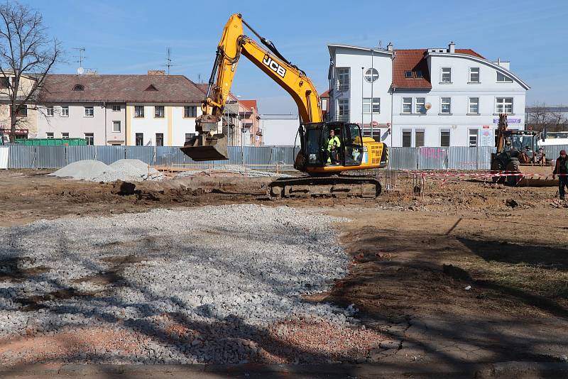 Výstavba Lidlu na Rudolfovské plným tempem pokračují zemní práce tak aby se stihlo otevření obchodního domu v září letošního roku