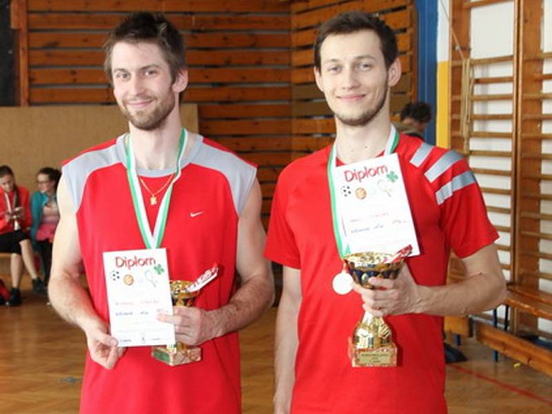 VÝŠKAŘI. Miroslav Hrubý (vpravo) vytvořil výkonem 196 cm nový rekord Rožnovské laťky. Vedle stojí závodník z Nové Včelnice Miroslav Zikmund, který obsadil druhé místo.