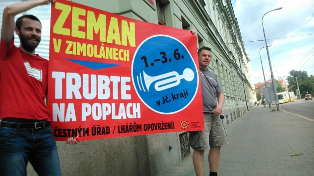 Před krajským úřadem se sešli i odpůrci Miloše Zemana.