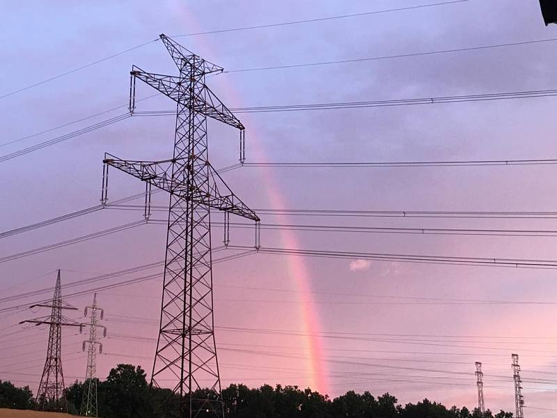 Nedělní duha nad jihočeskou krajinou.