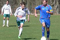 Domácí kapitán David Novák (u míče) v derby mezi Bavorovicemi a Jankovem. Mariner vyhrál 1:0. 