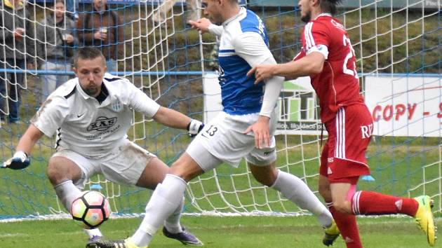 Fotbalisté Táborska minule hráli doma s Baníkem 2:2 (na snímku brankář Toma za asistence Cíferského zasahuje před Mičolou). O víkendu fotbalové soutěže v kraji pokračují.