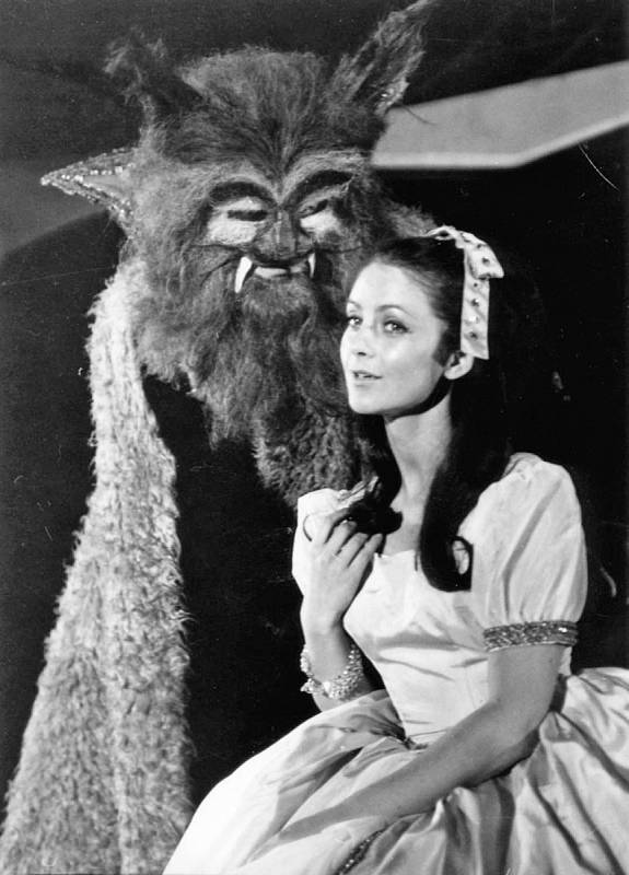Na snímku ze hry Kráska a zvíře, 1970.