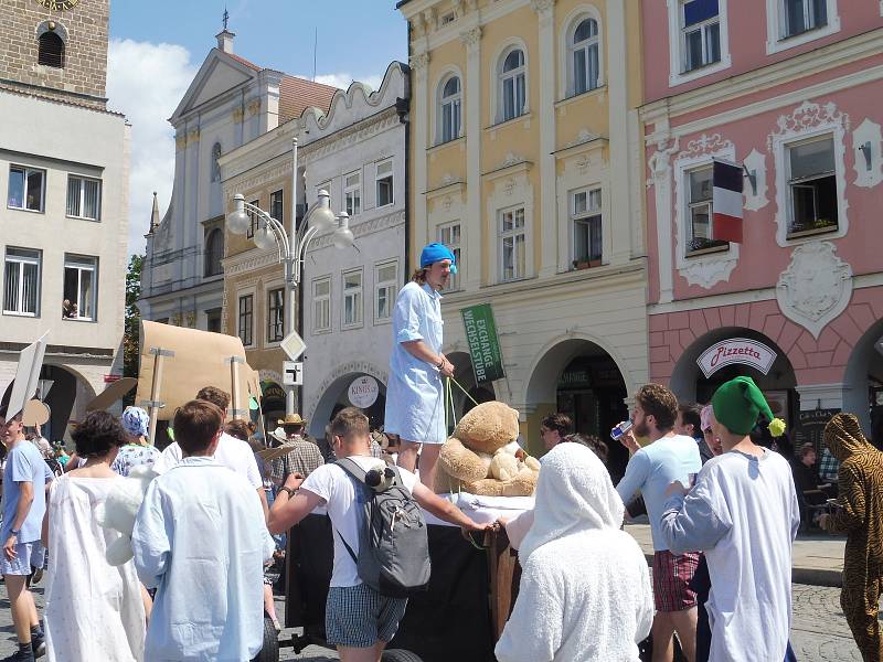 Budějovický majáles vyvrcholil v pátek 24. května tradičním průvodem městem. Studenti ze 17 škol prošli ulicemi centra v maskách. Dav mířil na Sokolský ostrov, kde program pokračoval volbou Krále majálesu. Navečer se zde tradičně koná hudební program.