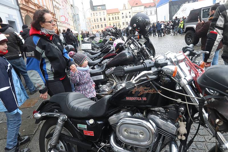 Sraz motorkářů na budějovickém náměstí Přemysla Otakara II. na Štědrý den.