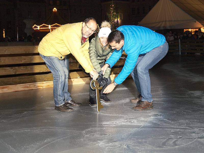 Adventní městečko na budějovickém náměstí je kompletní. Poté, co se v sobotu v podvečer rozzářil vánoční strom, vyrazili první bruslaři na kluziště kolem Samsonovy kašny.