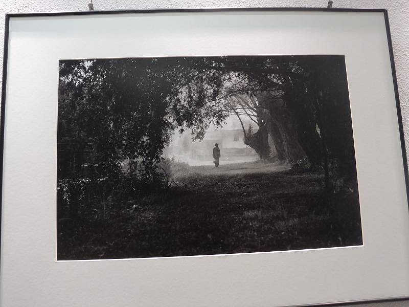 Fotograf Jan Dobrovský byl přítomen po celou dobu natáčení ve štábu Nabarveného ptáčete. Jaké fotografie pořídil, si prohlédnete v kavárně Českého rozhlasu České Budějovice.