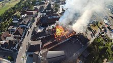 V centru města hořelo.