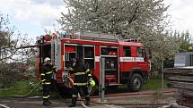 Požár ve čtvrtek odpoledne zachvátil truhlářskou dílnu v Lišově, plameny přeskočily i na sousední autodílnu.