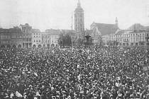 Snímek zachycuje oslavy převratu na českobudějovickém  náměstí v říjnu 1918.