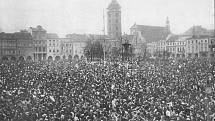 Snímek zachycuje oslavy převratu na českobudějovickém  náměstí v říjnu 1918.