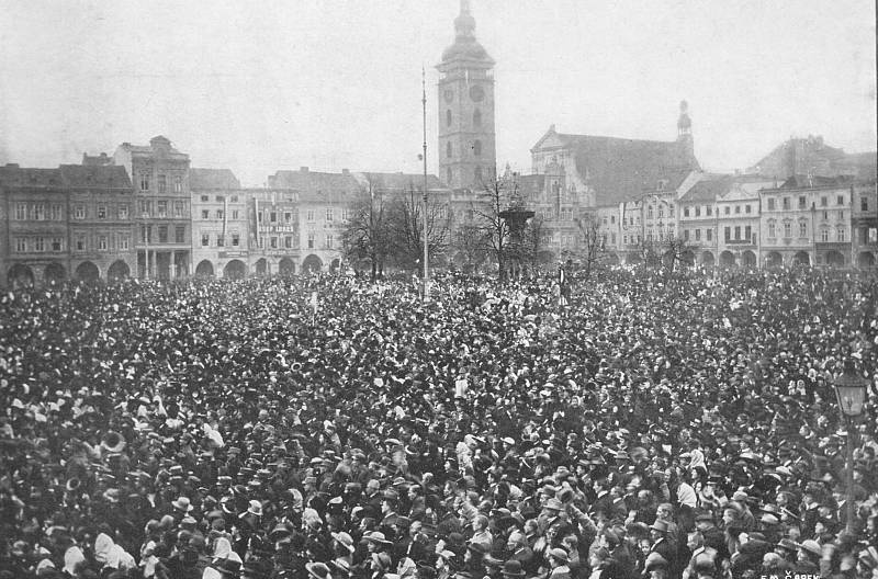 Snímek zachycuje oslavy převratu na českobudějovickém  náměstí v říjnu 1918.