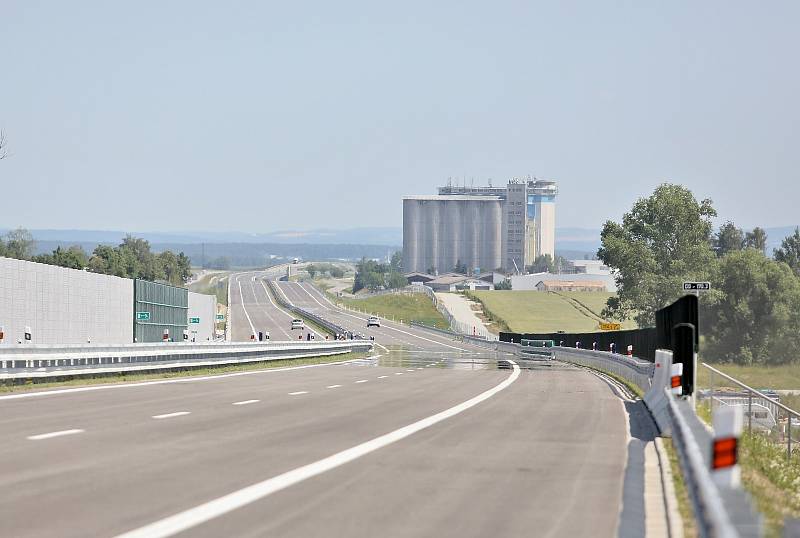 Mezi Ševětínem a Bošilcem je zprovozněn další úsek dálnice D3. Je o jeden kilometr delší, než byl původní předpoklad a měří 9,1 km.