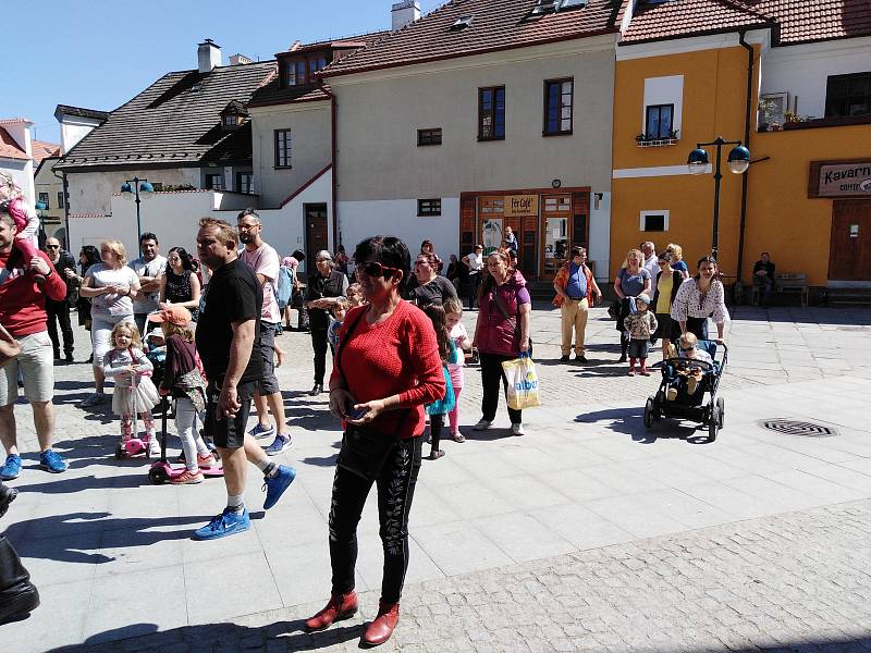 Tradiční hrkání v centru Českých Budějovic uzavřela nedělní svatba.