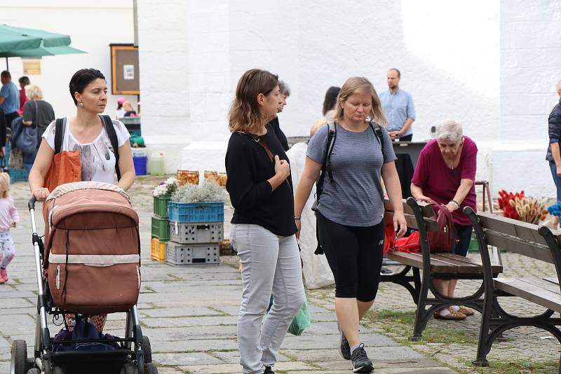 Trh na českobudějovickém Piaristickém náměstí je největší v krajském městě a dvakrát týdně ho navštíví tisíce českobudějovických občanů.