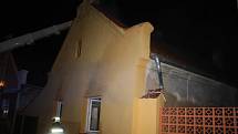 Ve čtvrtek po půlnoci vyráželi hasiči k požáru rodinného domu v Hluboké nad Vltavou.