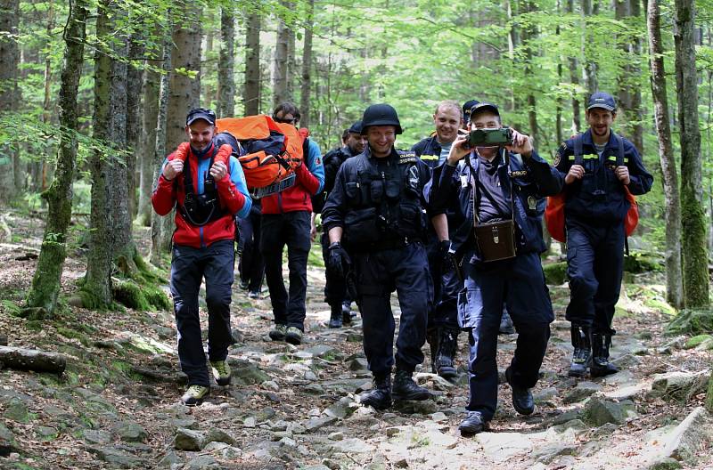 Na Stožci cvičili policisté, hasiči, záchranáři a stržáci Šumavy spolupráci při záchraně neukázněných cyklistů