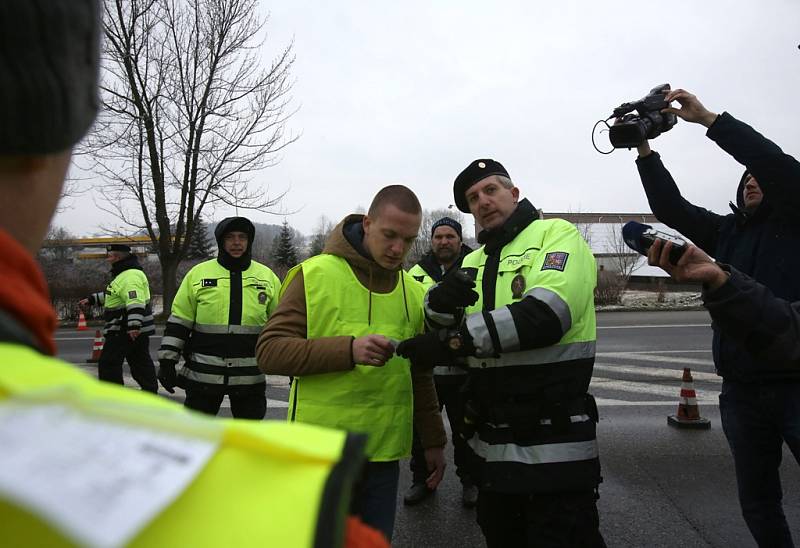 Jihočeští policisté cvičili na hranicích procedury spojené se zadržením migrantů a žadatelů o azyl. Roli uprchlíků sehráli při cvičení studenti policejní školy z Prahy – Hrdlořez.