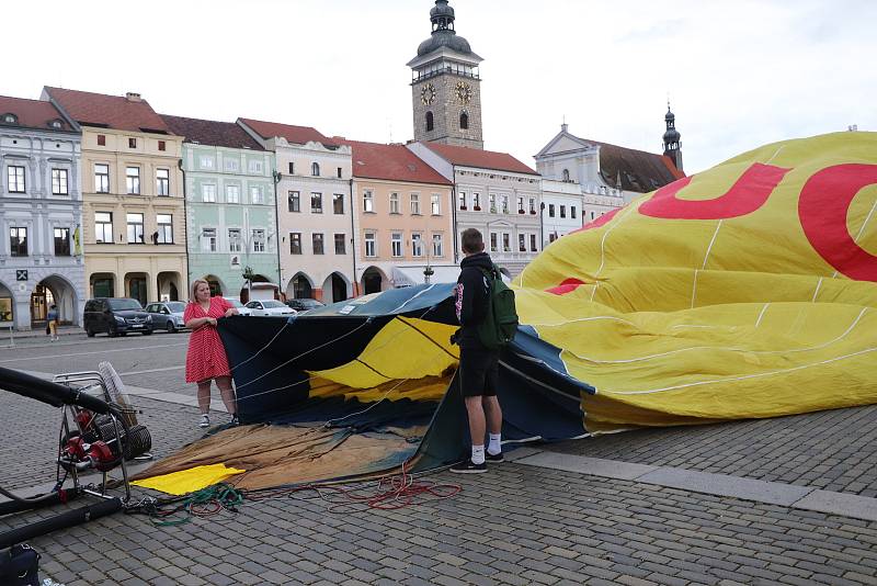 Čtyři horkovzdušné balony vzlétly ve čtvrtek v ranních hodinách z českobudějovického náměstí Přemysla Otakara II.