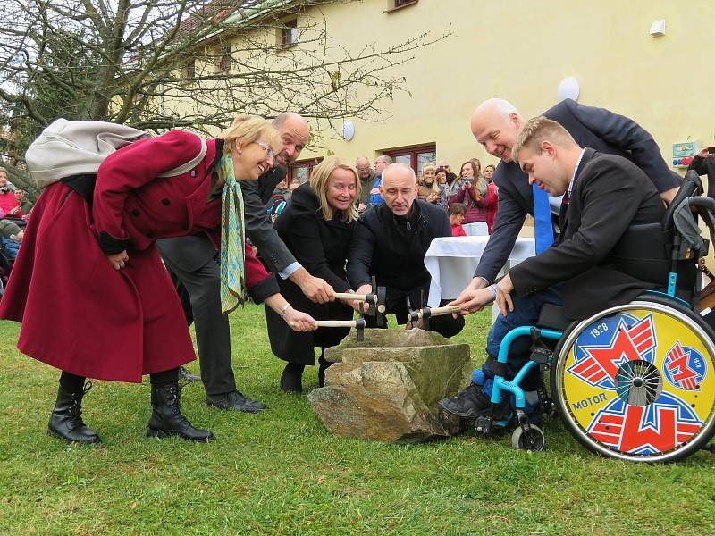 Arpida+ campus životních příležitostí může už za dva roky pomáhat dospělým lidem s tělesným a kombinovaným postižením .8. listopadu se symbolicky klepalo na základní kámen.