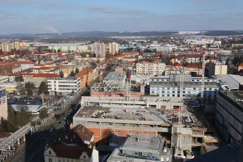 Zvětšené a modernější obchodní centrum na budějovické Pražské třídě se otevře koncem října.