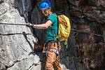 Na skále nad Vltavou mezi Hlubokou a Purkarcem je nová via ferrata, vhodná je i pro rodiny s fyzicky zdatnými dětmi.