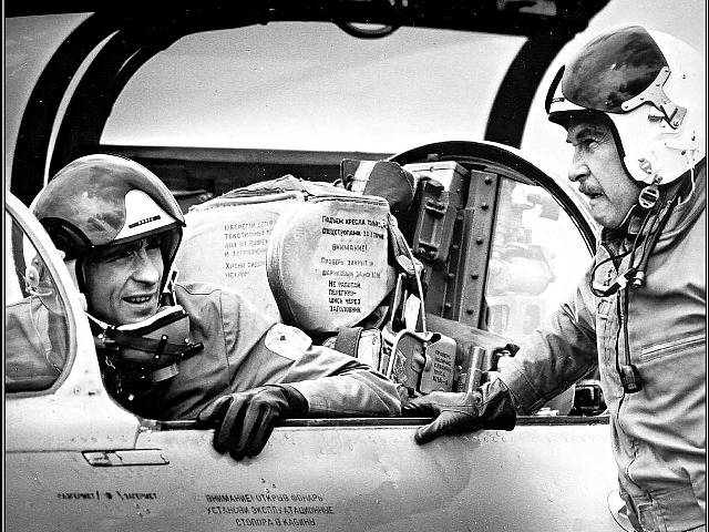 Začínající pilot Raška (O. Pavelka) a pomalu končící pplk. Lošťák (L. Munzar) v debatě. Odborné servery uvádějí, že pro natáčení letových scén filmaři využili také letoun L-39. 