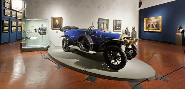 Až do Dobrého vojáka Švejka pronikl luxusní vůz Benz 16/40, jedna z velkých atrakcí výstavy Hrady a zámky objevované a opěvované, která trvá do 15. března v Jízdárně Pražského hradu. Auto vlastnil Karel V. ze Schwarzenbergu a garážoval ho na zámku Orlík.