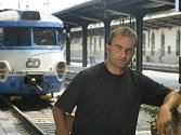 TRAINSTORY. Román Rafinerie Jana Cempírka (na snímku) o pouličních muzikantech, jezdících načerno vlakem, vychází jako e-kniha. Křtí se 22. listopadu ve volarské galerii Bobík.